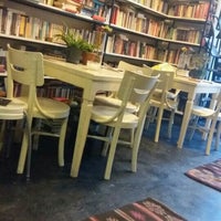 7/12/2016 tarihinde Gürkan T.ziyaretçi tarafından Aleph Kitabevi &amp;amp; Cafe'de çekilen fotoğraf