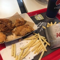 4/2/2017 tarihinde Meg D.ziyaretçi tarafından KFC'de çekilen fotoğraf