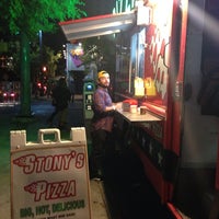 Foto tomada en Stony&amp;#39;s Pizza Truck  por Dianey S. el 9/27/2014