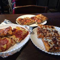 รูปภาพถ่ายที่ Nirchi&amp;#39;s Pizza โดย Emily L. เมื่อ 10/18/2014