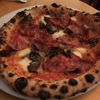 2/26/2017 tarihinde Yng L.ziyaretçi tarafından Pizzeria Ortica'de çekilen fotoğraf