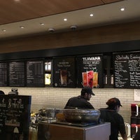 Photo taken at Starbucks by 理央 周. on 8/4/2016