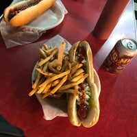 รูปภาพถ่ายที่ Easterbrooks Hotdog Stand โดย Shane K. เมื่อ 6/16/2017