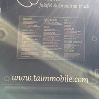 รูปภาพถ่ายที่ Taïm Mobile Falafel &amp;amp; Smoothie Truck โดย Error404 H. เมื่อ 3/30/2016