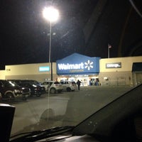 Das Foto wurde bei Walmart Supercentre von Dave C. am 11/6/2014 aufgenommen