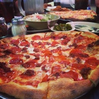 รูปภาพถ่ายที่ King Cole Pizza โดย Chispas M. เมื่อ 1/14/2014