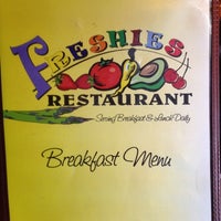 Foto tirada no(a) Freshies Restaurant por Bruce O. em 9/15/2012
