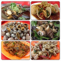 Photo taken at Saung 89 Seafood by Yansen S. on 6/17/2013