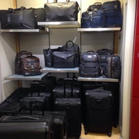 4/19/2016에 Sube Z.님이 Ambassador Luggage &amp;amp; Leather Goods Store에서 찍은 사진