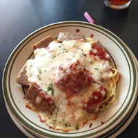 รูปภาพถ่ายที่ Christopher&amp;#39;s Italian Restaurant โดย Cody W. เมื่อ 10/5/2013