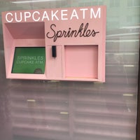 Photo taken at Sprinkles Cupcake ATM by Katrien H. on 7/6/2017