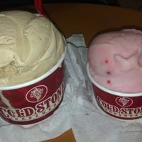 Photo taken at Cold Stone Creamery by H L. on 8/31/2013