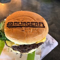 Foto diambil di BurgerFi oleh Pete S. pada 7/4/2019