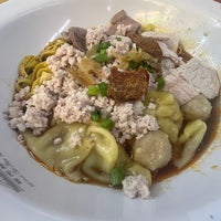 Photo taken at Hill Street Tai Hwa Pork Noodle by L on 12/3/2023