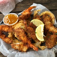 รูปภาพถ่ายที่ Outriggers Seafood Bar &amp;amp; Grill โดย Tina เมื่อ 11/6/2018