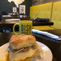 รูปภาพถ่ายที่ Dish Society โดย Tina เมื่อ 4/9/2018