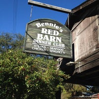 4/21/2016 tarihinde Bennie&amp;#39;s Red Barnziyaretçi tarafından Bennie&amp;#39;s Red Barn'de çekilen fotoğraf