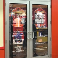 Das Foto wurde bei Burger Museum by Burger Beast von Stephen F. am 3/19/2017 aufgenommen
