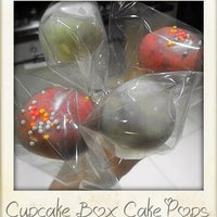 Foto scattata a Cupcake Box da Randa K. il 11/6/2012