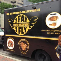 Das Foto wurde bei 2Fat-2Fly Stuffed Chicken Wing Truck von Keith P. am 4/27/2013 aufgenommen