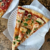 Das Foto wurde bei Vinnie&amp;#39;s Pizzeria von Yashas M. am 8/5/2021 aufgenommen