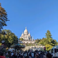Photo taken at Jardin des Arènes de Montmartre by Sergei F. on 10/16/2021