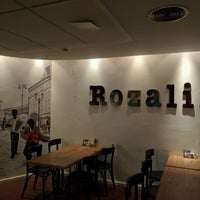 Foto tirada no(a) Rozalin Cafe por Shmupi K. em 1/16/2017