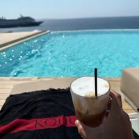 Das Foto wurde bei Kouros Hotel &amp;amp; Suites von A am 8/25/2023 aufgenommen