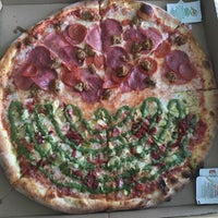 7/10/2016 tarihinde Jaime R.ziyaretçi tarafından Turnpike Pizza'de çekilen fotoğraf