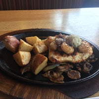 Photo taken at Applebee&amp;#39;s Grill + Bar by Jaime R. on 7/28/2018