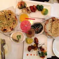 รูปภาพถ่ายที่ Papadam Flavors of India โดย Tina W. เมื่อ 9/29/2012