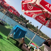 Foto tirada no(a) Blue Beach Club Yapraklı Koy Susanoğlu Balık Atakent por Suna K. em 7/12/2020
