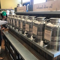 Foto scattata a EVOO Marketplace-Denver-Olive Oils and Aged Balsamics da Jose S. il 5/25/2018
