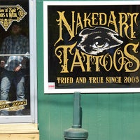 Foto tirada no(a) Naked Art Tattoos por Steve R. em 6/2/2013