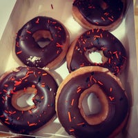 Снимок сделан в Krispy Kreme Doughnuts пользователем Billy H. 10/29/2012