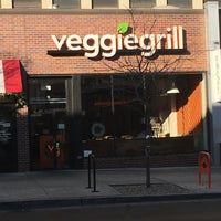 รูปภาพถ่ายที่ Veggie Grill โดย Phoenix J. เมื่อ 12/10/2018