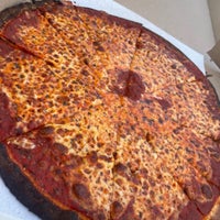 Снимок сделан в Santillo&amp;#39;s Brick Oven Pizza пользователем Doctor K. 5/27/2023