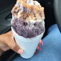 Photo taken at Buzzles Shaved Ice by Brittani A. on 3/4/2017