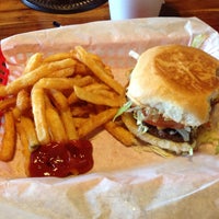 รูปภาพถ่ายที่ Moonies Burger House โดย Erica B. เมื่อ 5/11/2013