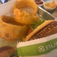Foto diambil di BurgerFi oleh Dania J. pada 9/12/2019
