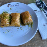 Photo taken at Şerifoğlu Café &amp;amp; Patisserie by Özkan M. on 6/4/2022