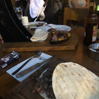 Das Foto wurde bei Özgür Şef Steak House von B am 6/29/2018 aufgenommen