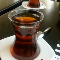 Das Foto wurde bei Velibah Sofrası Restoran, Kahvaltı Evi, Cafe von Janet Tmrcn 👑 C. am 8/26/2016 aufgenommen