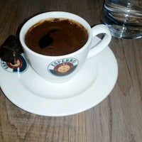 Das Foto wurde bei Velibah Sofrası Restoran, Kahvaltı Evi, Cafe von Janet Tmrcn 👑 C. am 9/10/2016 aufgenommen