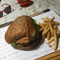 Foto tirada no(a) La Hamburgueseria, hamburguesas artesanales por Damné Jesús P. em 10/12/2017