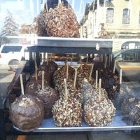 Photo prise au Amy&#39;s Candy Kitchen &amp; Gourmet Caramel Apples par Amber B. le3/8/2013