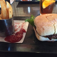 Photo taken at Red Robin Gourmet Burgers and Brews by Chris on 1/10/2016