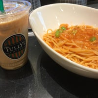 Photo taken at Tully&amp;#39;s Coffee by KenHiro on 9/27/2017