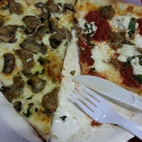 12/20/2012にCJ D.がTony&amp;#39;s Pizzaで撮った写真