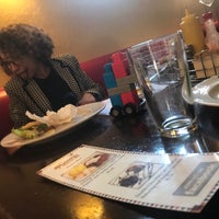 4/14/2018 tarihinde Justin H.ziyaretçi tarafından Carmen&amp;#39;s Burger Bar'de çekilen fotoğraf